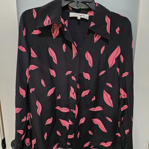 Diane von Furstenberg Silk Blouse Womens 6 Black Pink Lips Print Button Down Top - Picture 1 of 10